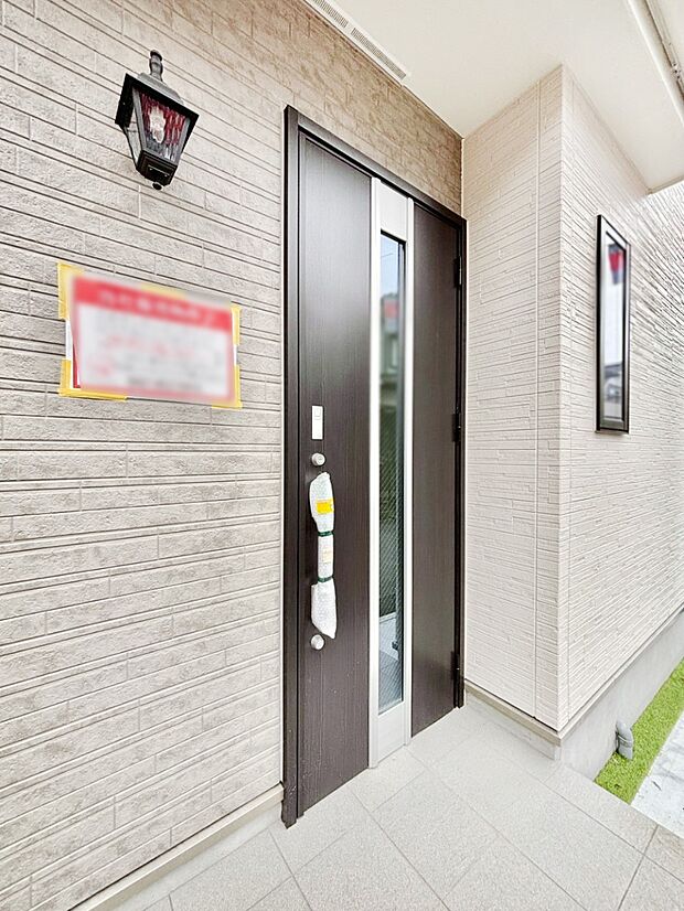 【玄関】大切な家族、来客を出迎える玄関。