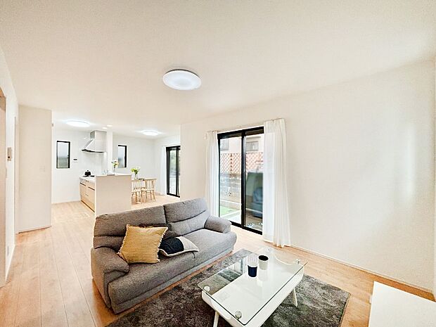 【ダイニング】明るい陽光が注ぎ、寛ぎの雰囲気に満たされるダイニング。