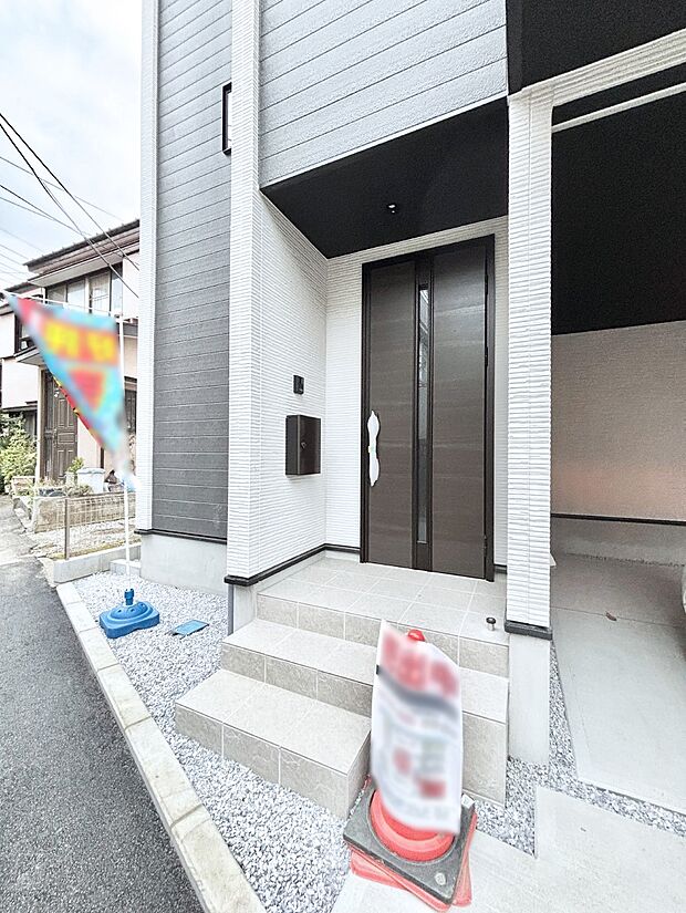 【玄関】玄関まわりにはプランターを並べて季節の花でお客様をおもてなしできます。