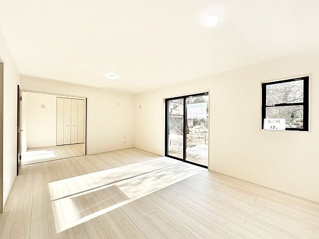 【ダイニング】隣接の洋室を開放すればさらに広々空間に