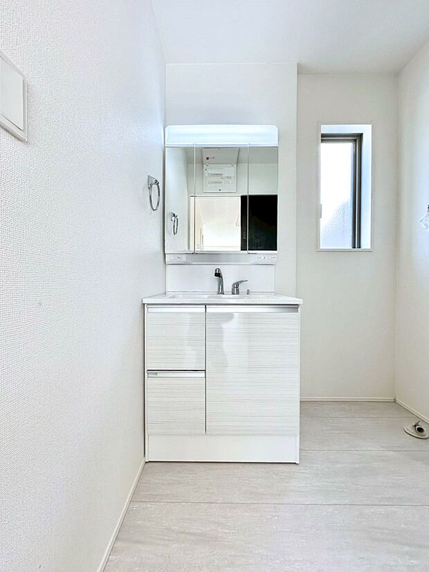 【洗面台・洗面所】大きく見やすい三面鏡で清潔感ある洗面台は、身だしなみチェックや肌のお手入れにおすすめです。 