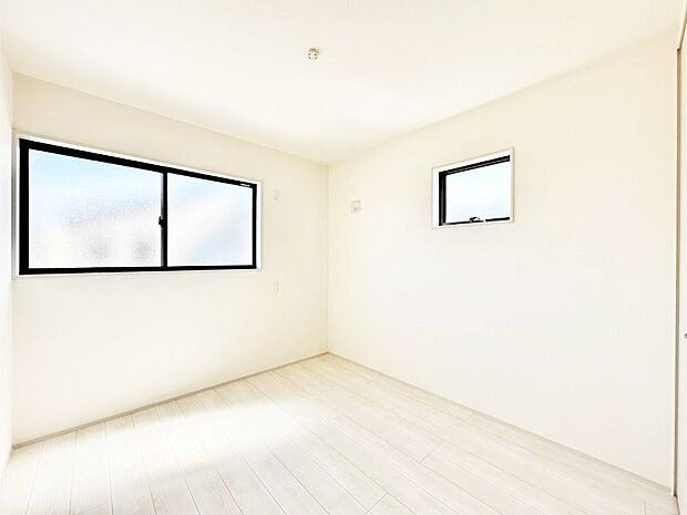 【子供部屋】窓からのやさしい光が心地よいプライベートルーム