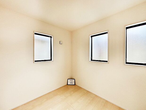 【洋室】2面採光を確保した明るい空間。家族みんなが快適な暮らしを実現する設計です。