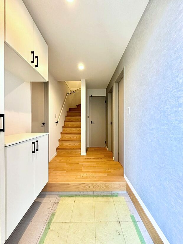 【玄関】明るい玄関はお客様をお出迎えするのにぴったりです!