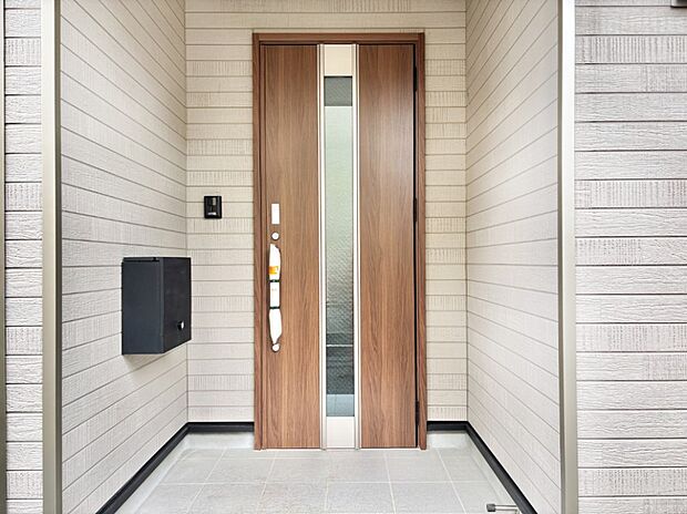 【玄関】大切な家族、来客を出迎える玄関。