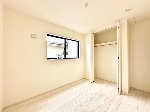 【寝室】収納が充実しているので居住スペースを広々使えます  