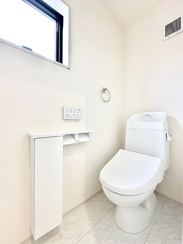 【トイレ】トイレは1階と2階それぞれに配置されていてとても便利です。 