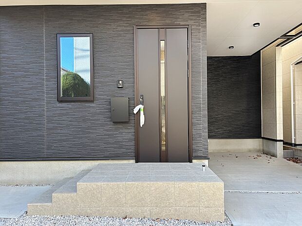 【玄関】大切な家族、来客を出迎える玄関。