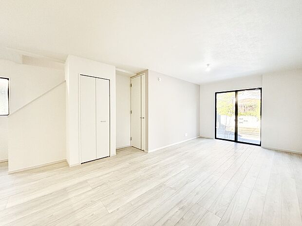 【ダイニング】家族の笑顔が自然と生まれてくる、そんな雰囲気のダイニングに仕上がっています。