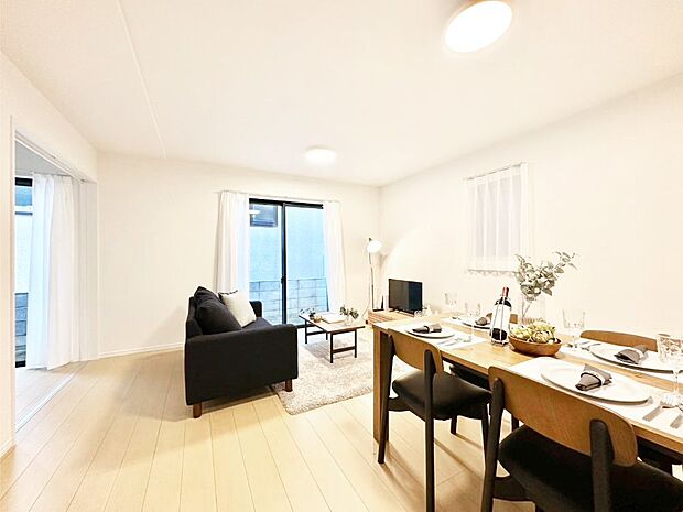 【リビングダイニング】自然光が取り込まれ、家族団らんの場所を明るく演出