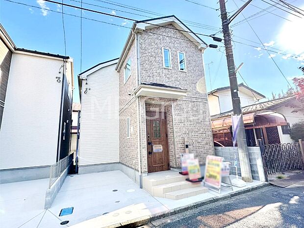 【現地外観写真】暮らしやすさと居心地の良さにこだわったシンプルで飽きのこないデザイン !