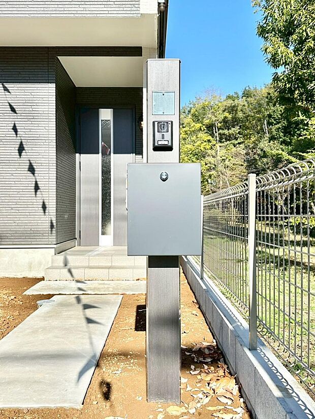 【その他現地】表札・インターホン・ポストをひとつに集約。エントランスになじむシンプルデザイン。