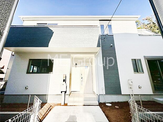 【現地外観写真】暮らしやすさと居心地の良さにこだわったシンプルで飽きのこないデザイン ！