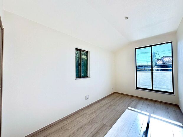 【寝室】明るいバルコニーサイドに洋室を設置。目覚めの良い寝室に。 