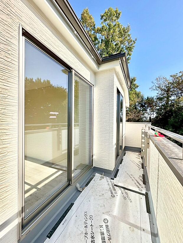 【バルコニー】ゆったりバルコニーだから沢山お洗濯ものを干せます。