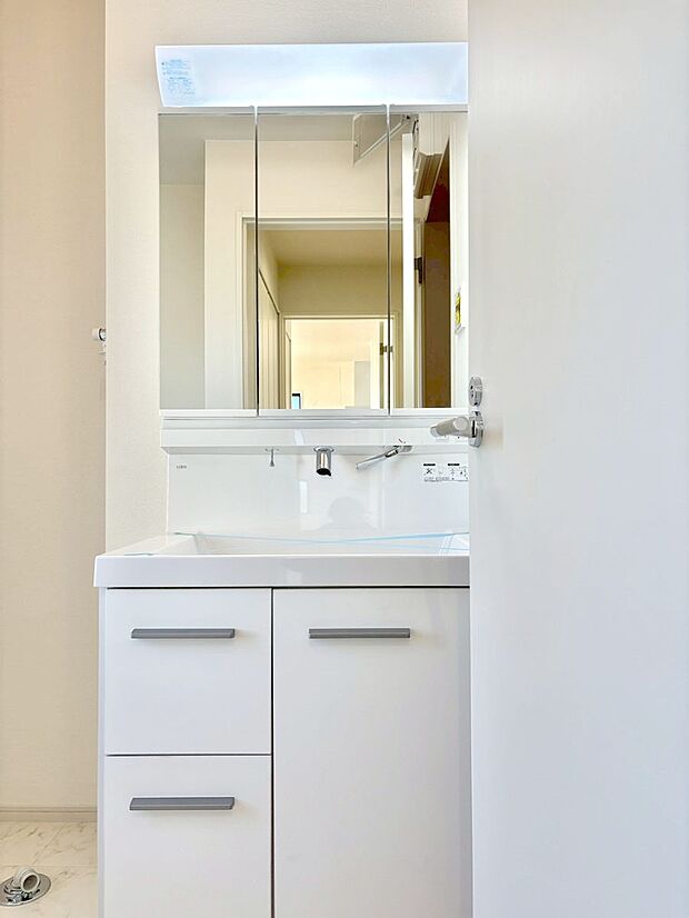 【洗面台・洗面所】大きく見やすい三面鏡で清潔感ある洗面台は、身だしなみチェックや肌のお手入れにおすすめです。