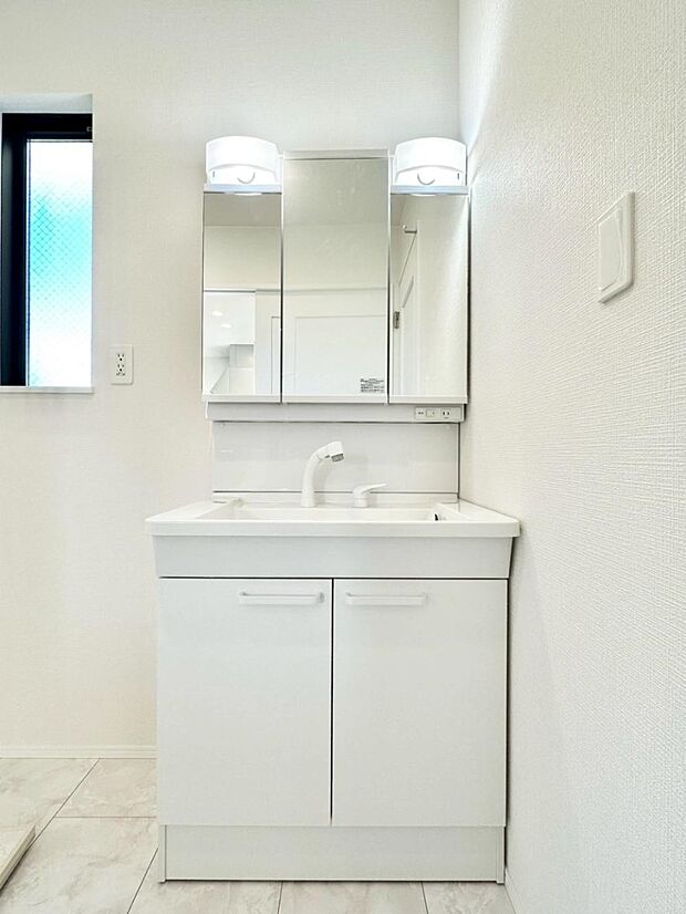 【洗面台・洗面所】三面鏡の裏に、化粧品や衛生用品などを収納可能。洗面台をすっきりと保ちます!