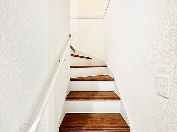 【その他内観】安全性を考慮し階段には手すりを設置しています