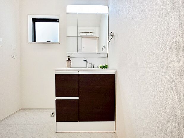 【洗面台・洗面所】柔らかな朝の光を感じられる窓がついた洗面室