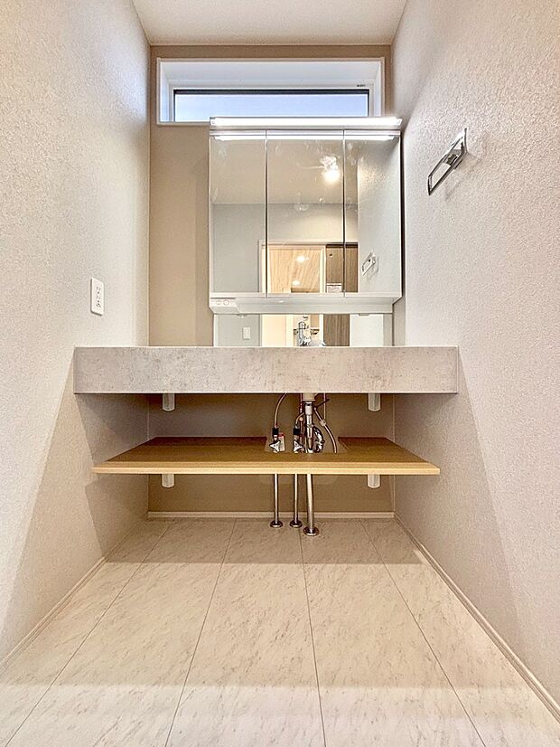 【洗面台・洗面所】大きく見やすい三面鏡で清潔感ある洗面台は、身だしなみチェックや肌のお手入れにおすすめです。