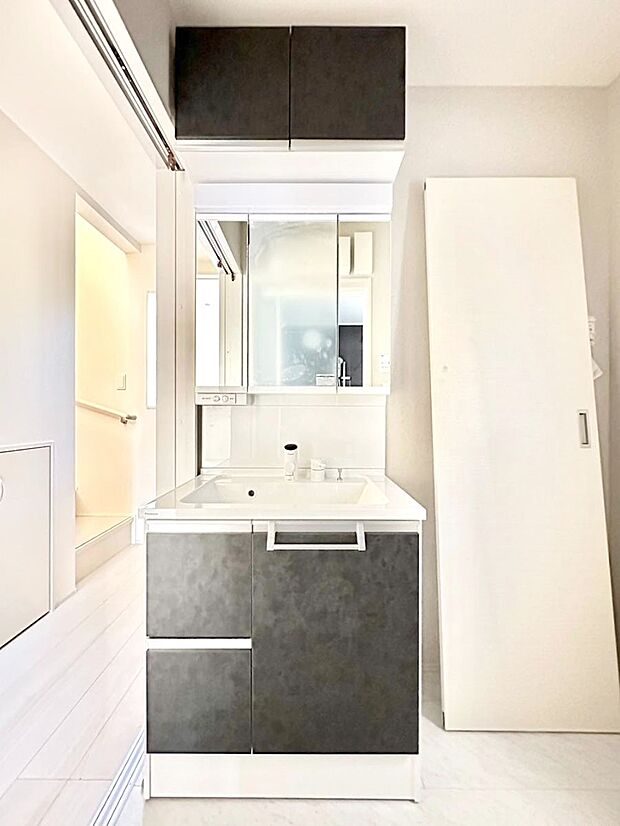 【洗面台・洗面所】大きく見やすい三面鏡で清潔感ある洗面台は、身だしなみチェックや肌のお手入れにおすすめです。