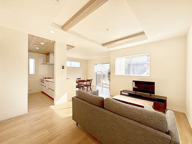 【リビングダイニング】明るい陽光が注ぎ、寛ぎの雰囲気に満たされるリビング・ダイニング。