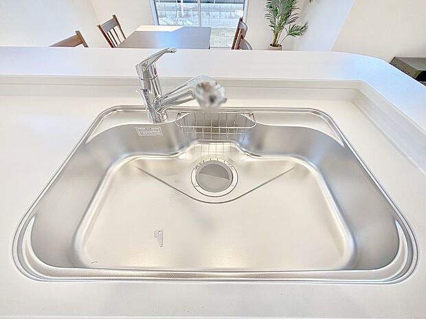 【その他設備(シンク)】広々としたシンクでお料理やお皿洗いもラクラク快適に！