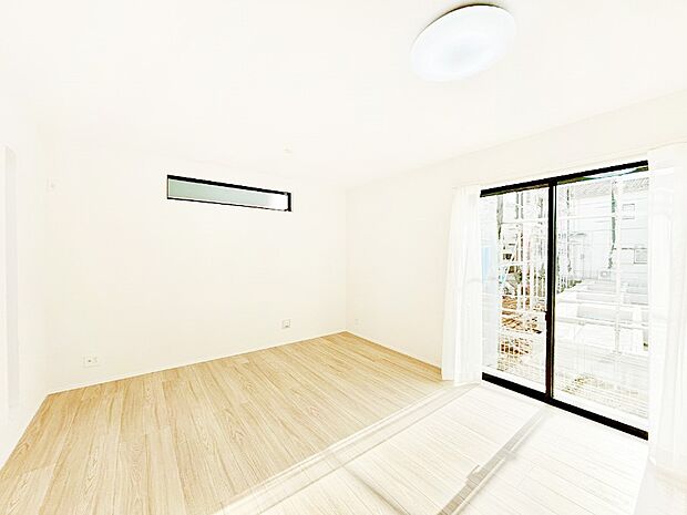 【リビングダイニング】明るい陽光が注ぎ、寛ぎの雰囲気に満たされるリビングダイニング