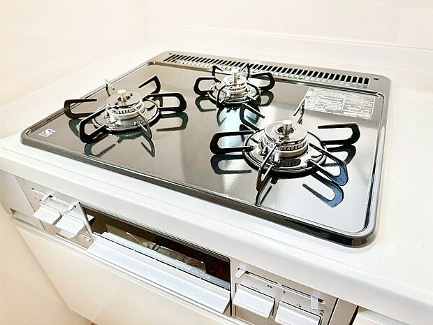 【その他設備(Siセンサーコンロ)】ガスコンロはSiセンサー搭載。火力調節や焦げ付き・消し忘れも防いでくれます。