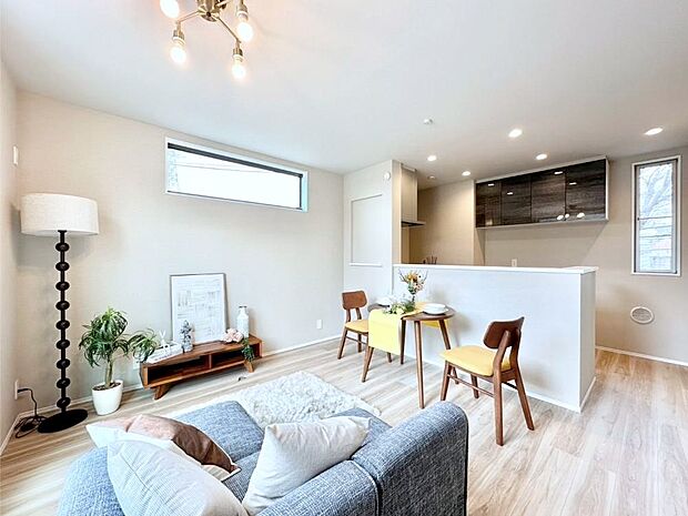 【リビングダイニング】明るい陽光が注ぎ、寛ぎの雰囲気に満たされるリビング・ダイニング。