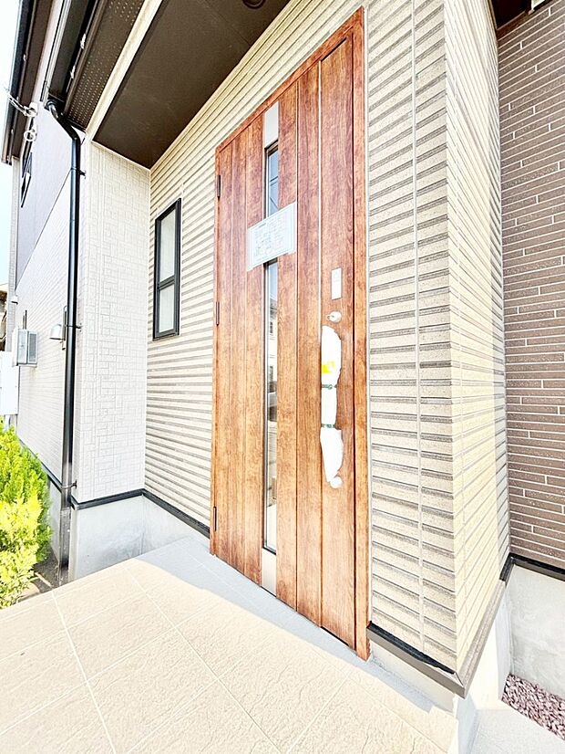 【玄関】玄関前は雨が降っても濡れにくい屋根付き