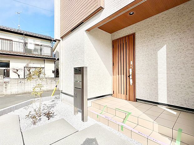 【玄関】玄関前は雨が降っても濡れにくい屋根付き