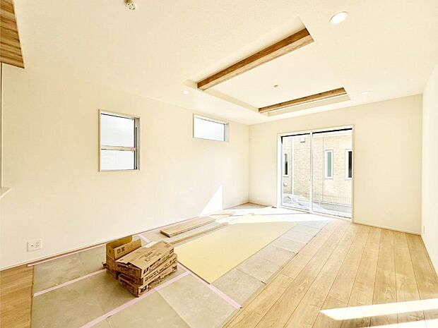 【リビングダイニング】大きな窓からたっぷりの陽光と風を感じられるリビング