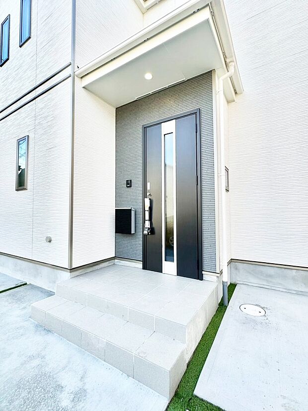 【玄関】玄関前は雨が降っても濡れにくい屋根付き