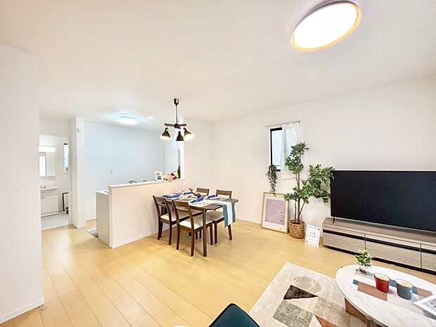 【リビング】家族の和やかな会話が聞こえてきそう。開放感のあるリビングです。