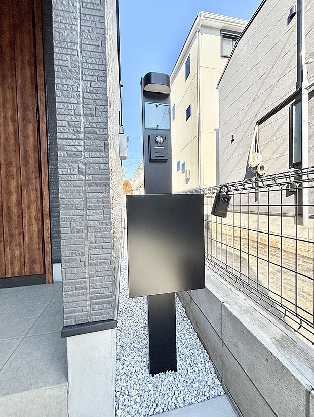 【その他現地】表札・インターホン・ポストをひとつに集約。エントランスになじむシンプルデザイン。