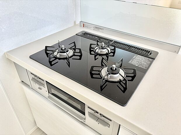 【その他設備(Siセンサーコンロ)】ガスコンロはSiセンサー搭載。火力調節や焦げ付き・消し忘れも防いでくれます。