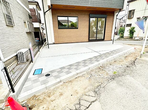 【駐車場】カースペースは２台駐車可。セカンドカーや来客時に便利です！