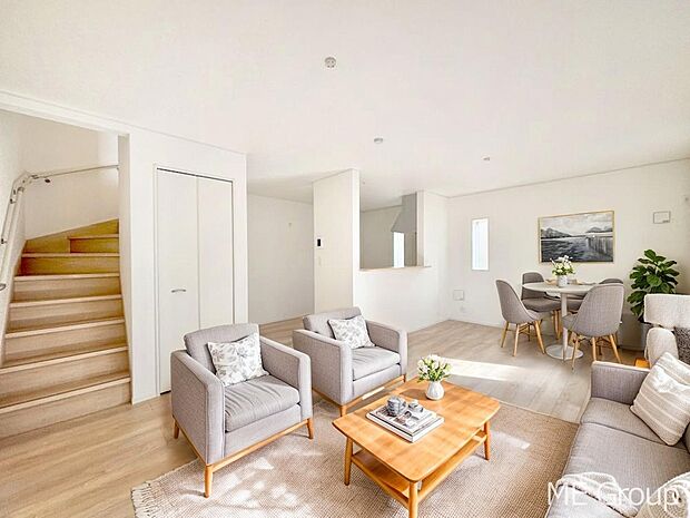 【リビング】家族の会話が自然と増えるリビングイン階段設計 ※家具はCGです