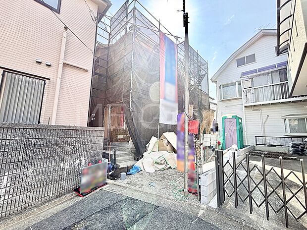 【現地外観写真】たっぷりの陽光と開放感に包まれる明るい住まい