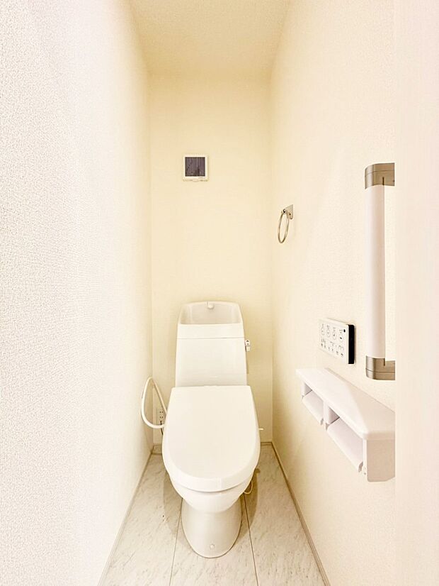 【トイレ】トイレは温水洗浄機能付き