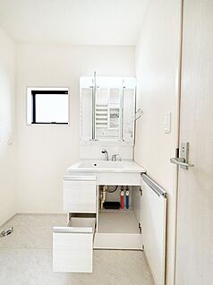 その他設備(三面鏡裏収納)