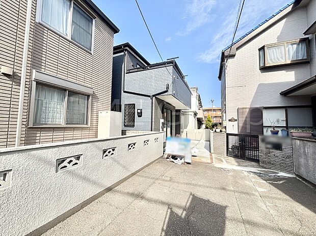 【現地外観写真】奥まった地形は、車道に面しておらず、静かでプライベート感を味わえる立地です。