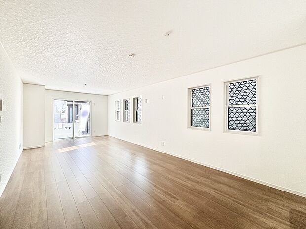 【ダイニング】大きな窓からたっぷりの陽光と風を感じられる広々20.9帖のリビング。