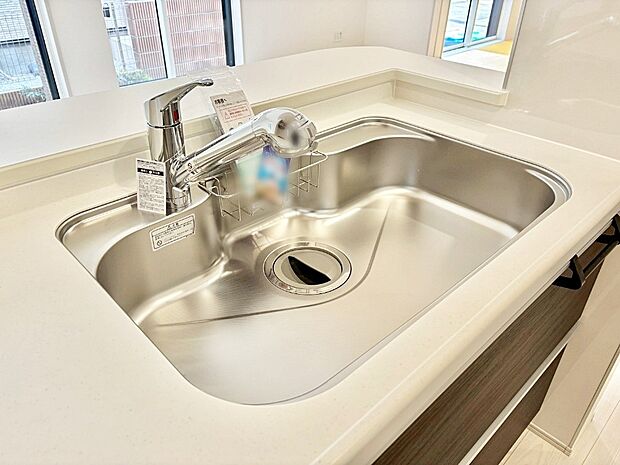【その他設備(蛇口一体型浄水器)】浄水器一体型のキッチンで洗い物用・料理用と切り替え簡単！