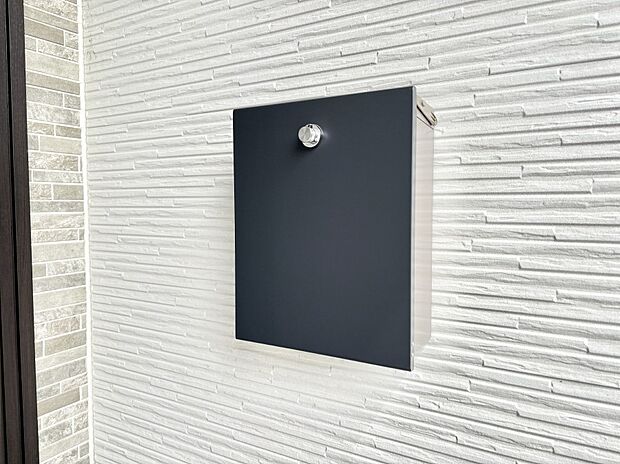 【その他現地】シンプルデザインのポスト。