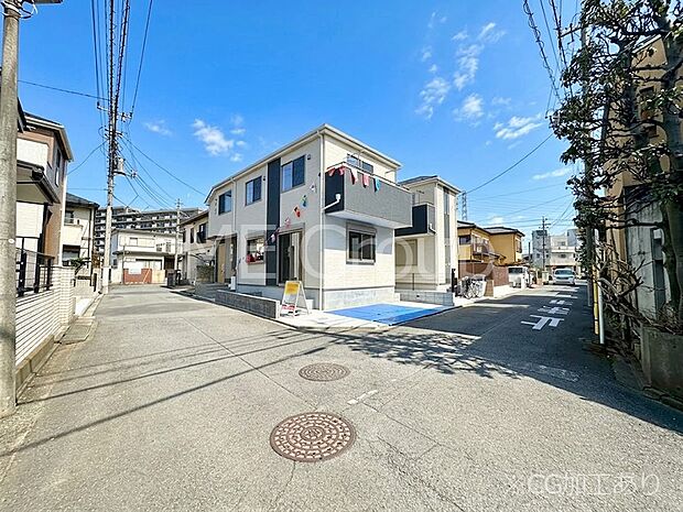 【前面道路含む現地写真】角地なので日当たりも良く、お家が堂々として見えます。