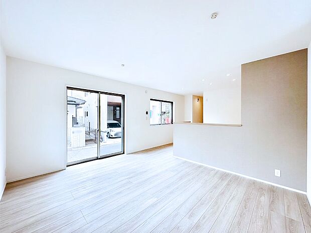 【リビングダイニング】アクセントクロスがお洒落なリビング。家族でのんびりくつろげる広々スペース