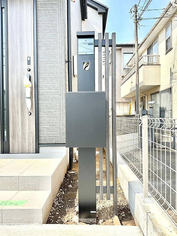 【その他現地】シンプルデザインのポスト。