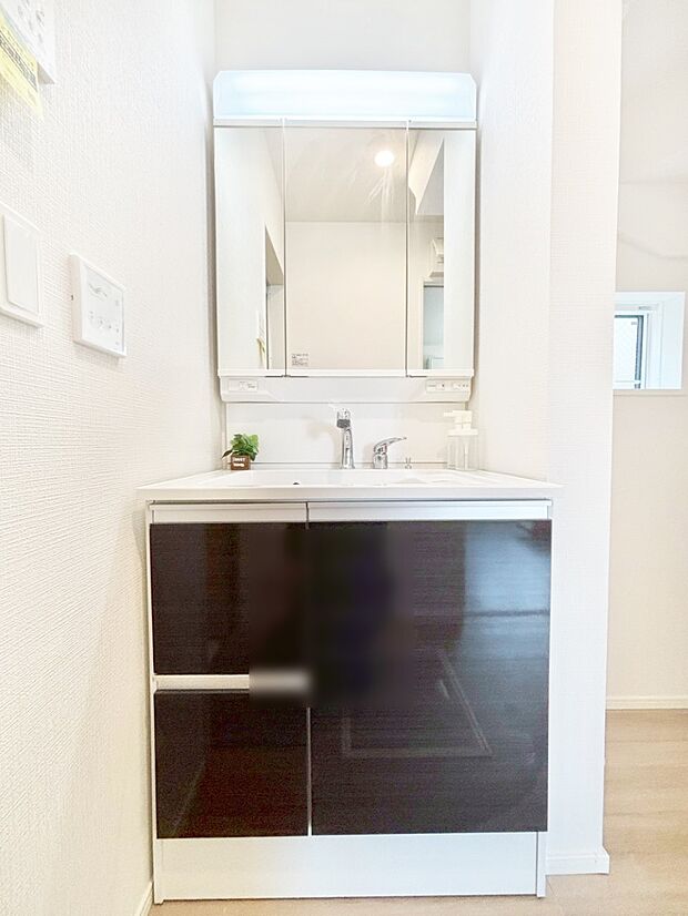 【洗面台・洗面所】スタイリングに便利な三面鏡、ミラーキャビネットで細かい物スッキリ